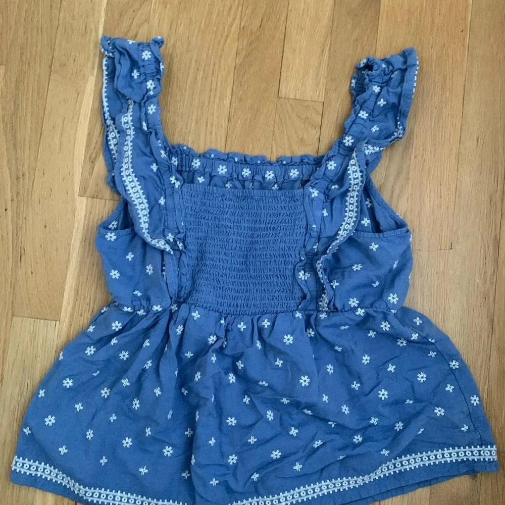 Old Navy Chambray Blue Embroidered Top, Floral Ruffle size medium - Picture 5 of 10